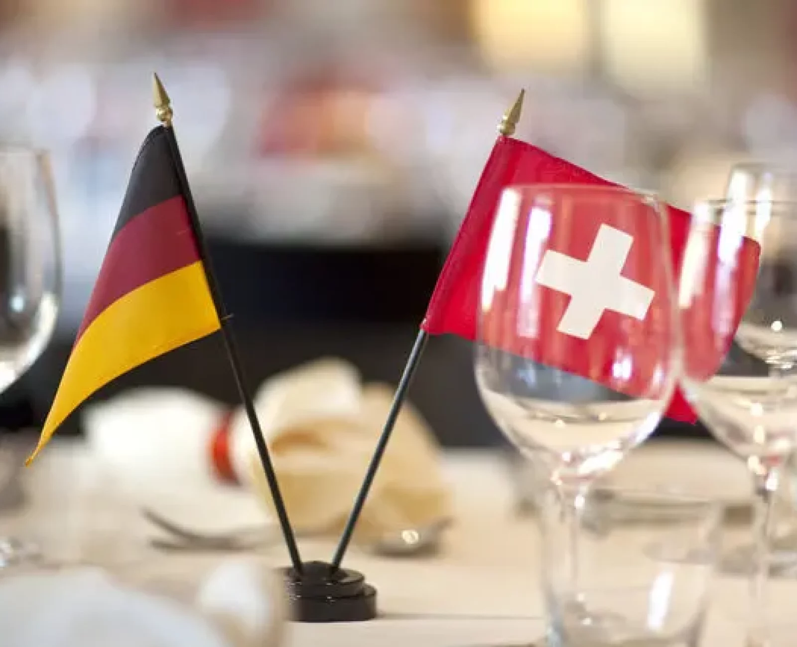 Pflege der Beziehungen: Tischfähnchen bei einem Treffen des Swiss German Clubs in Sachseln OW. Keystone